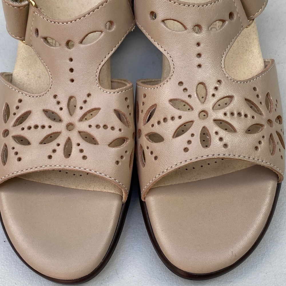SAS Beige Floral Cutout Size 8.5N Sandals Career Comfortable Office Old Money - Picture 3 of 9
